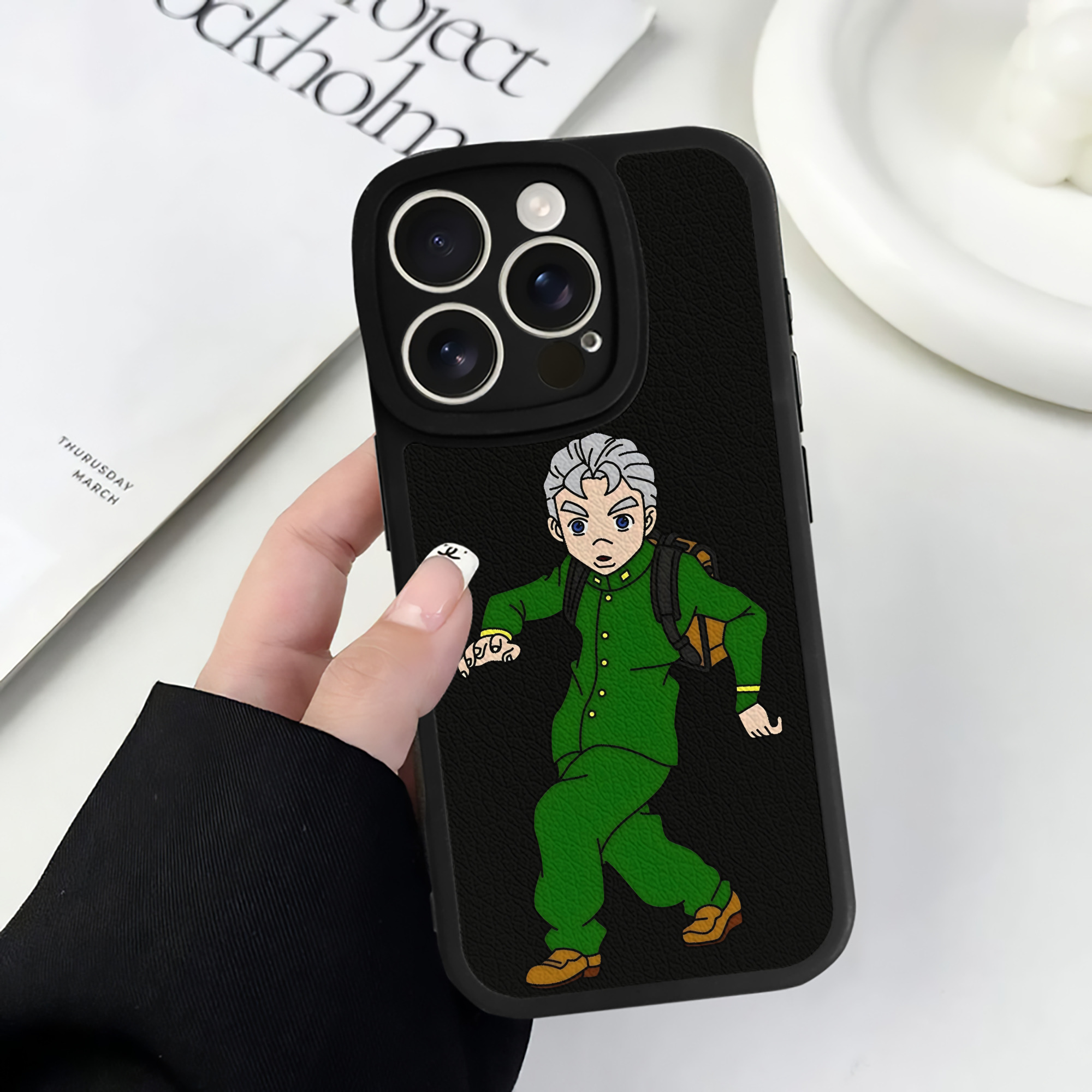 （画像用） ジョジョの奇妙な冒険 広瀨康一 JoJo's Bizarre Adventure Hirose Koichi 【iPhone 16シリーズ対応】シリコンスマホケース（レザー調） 材質：シリコン